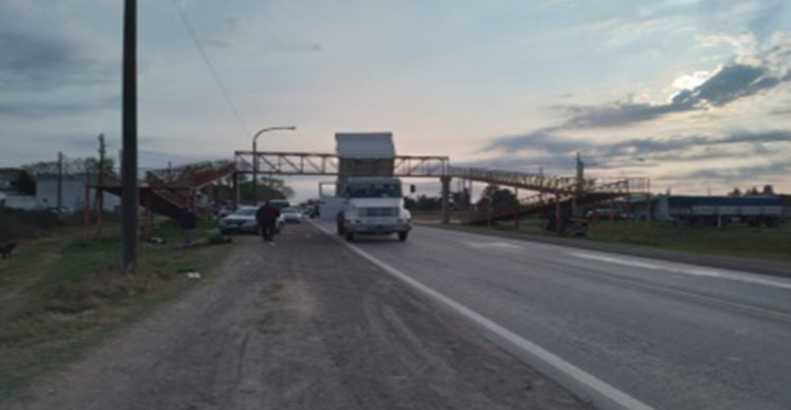 Camión impactó contra el puente de la escuela 27 en camino Crucero General Belgrano