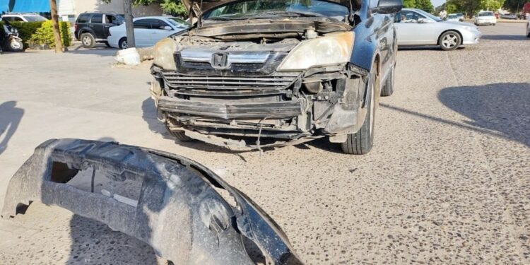Chocan dos vehículos en un peligroso crucero al oriente de la ciudad de Los Mochis