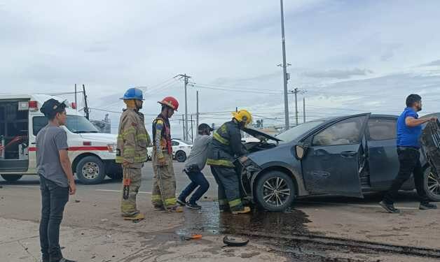 Choque en Guamúchil dejó dos lesionados y daños materiales
