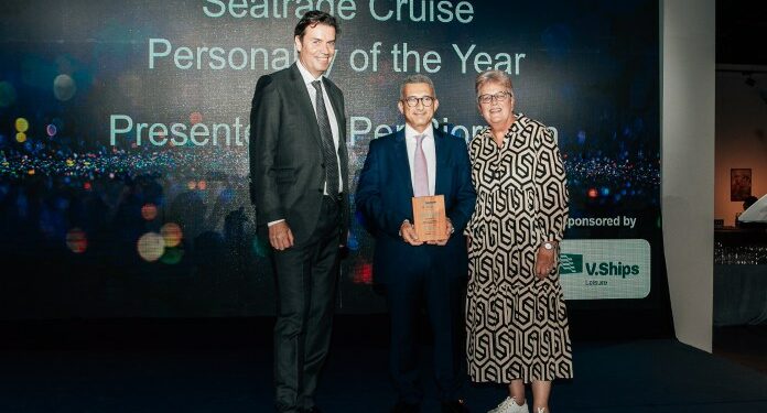 Chris Theophilides recibe el premio de Personaje del Año de la Industria de Cruceros en los "2022 Seatrade Cruise Awards"