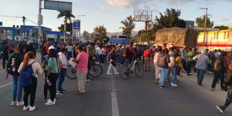 Cierran profesores de educación física el crucero del Aeropuerto