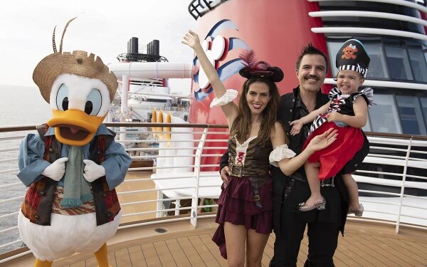 Claudia Álvarez y su familia en Walt Disney World y el barco Disney Wish