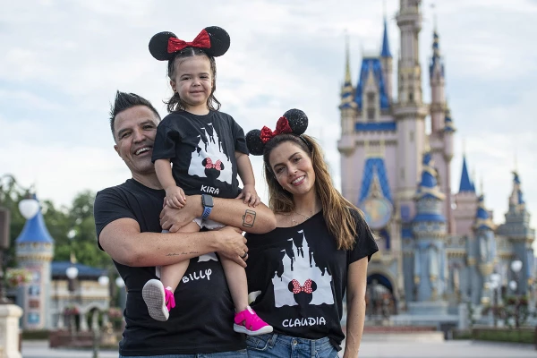 Claudia Álvarez y su familia en Walt Disney World y el barco Disney Wish