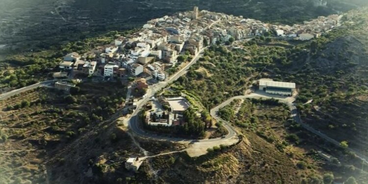 Colomer remarca en Les Useres “la necesidad de recuperar el paisaje para recuperar el turismo”