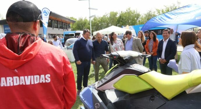 Con el anuncio de dos buses para recorrer la costa del Limay, Neuquén inauguró la temporada turística