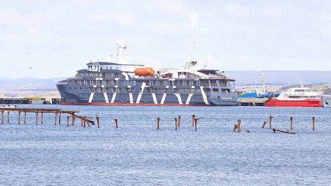 Con la llegada del crucero Magellan Explorer se inicia temporada de viajes al continente blanco