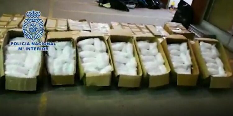 Condenada una mujer a seis años y medio de cárcel por enviar droga de Sevilla al extranjero mediante "correos humanos"