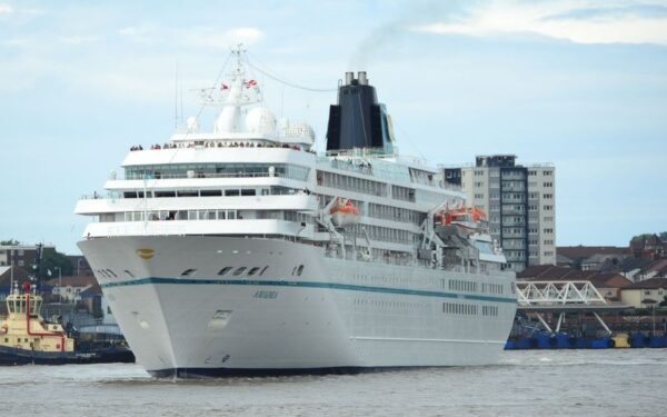 Crucero gigante MS Amadea hace visita de regreso al Puerto de Liverpool