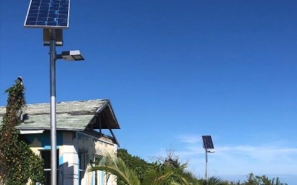 Cruise Planners y Food For the Poor instalan 150 luces solares en Bahamas