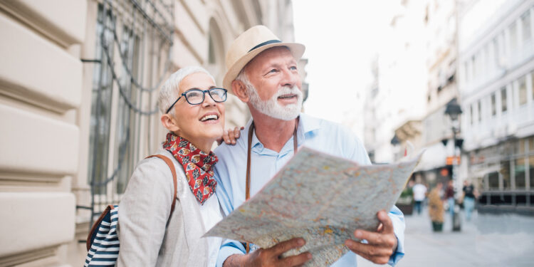 Pareja sosteniendo un mapa y observando la ciudad