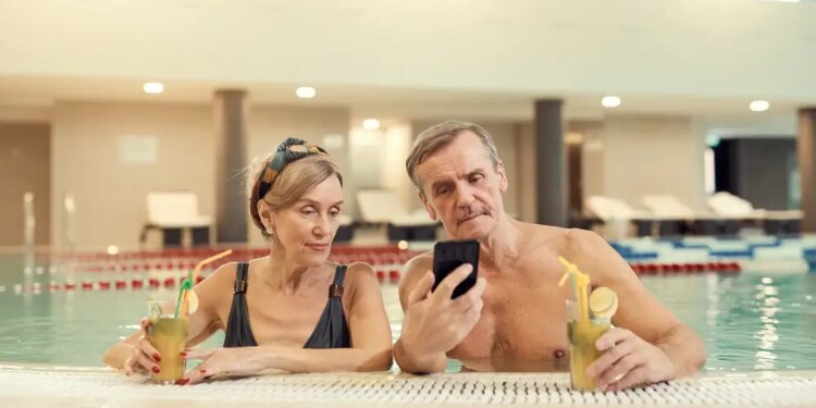Personas mayores en un balneario