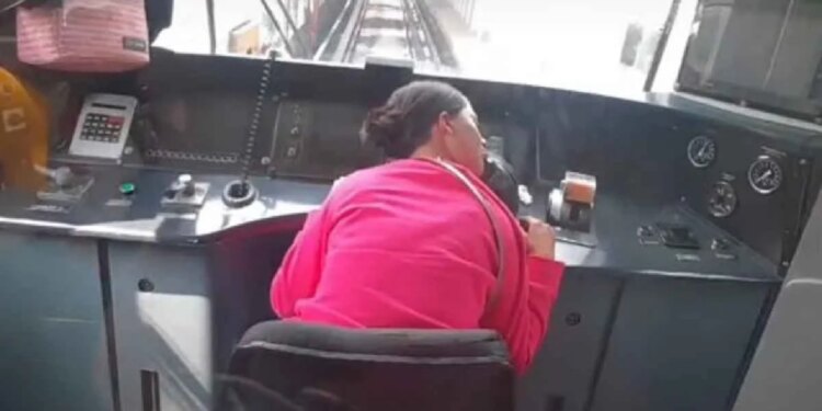 “Déjala dormir”: Captaron a presunta conductora del Metro CDMX durmiendo en la cabina