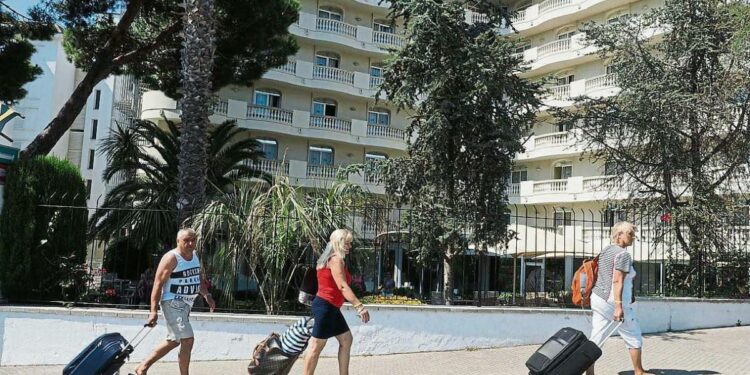 Desbandada de hoteles catalanes del Imserso