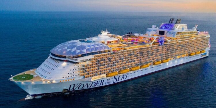 Detenidas tres personas en Barcelona por estafar en el casino del crucero más grande del mundo