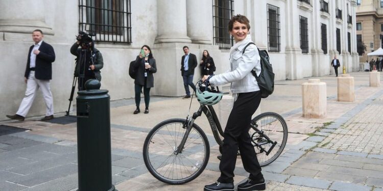 La ministra del Interior, Carolina Tohá, llega al Palacio de La Moneda en bicicleta en el marco del Día Sin Auto.