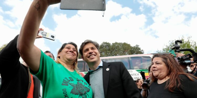 Día del Estudiante con Viajes de Fin de Curso: Kicillof acompañó a más de 200 jóvenes de Escobar