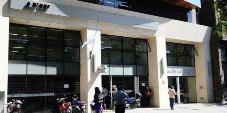 Dólar turista: ¿Cuánto demora AFIP en devolver el Impuesto País y qué operaciones abarca?