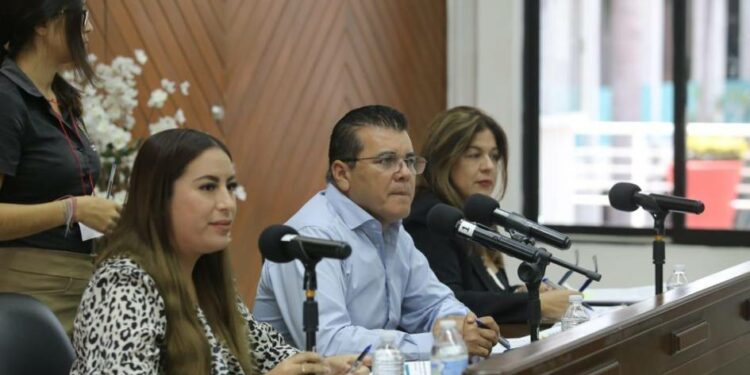 Ediles mazatlecos cuestionan viajes constantes de ‘El Químico’