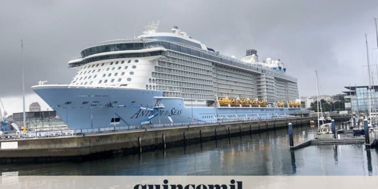 El 'Anthem of the Seas', el crucero más grande de la historia de A Coruña, de nuevo en el puerto