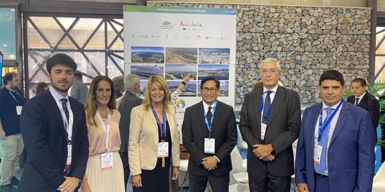 El Puerto de Huelva se reúne con múltiples navieras en Seatrade Cruise Med para potenciar la escala de cruceros