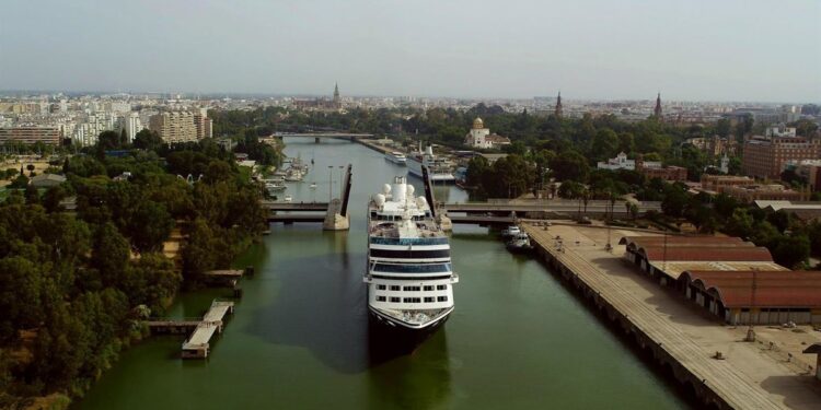 El Puerto de Sevilla promociona el turismo de cruceros y destaca los diez megayates recibidos hasta septiembre