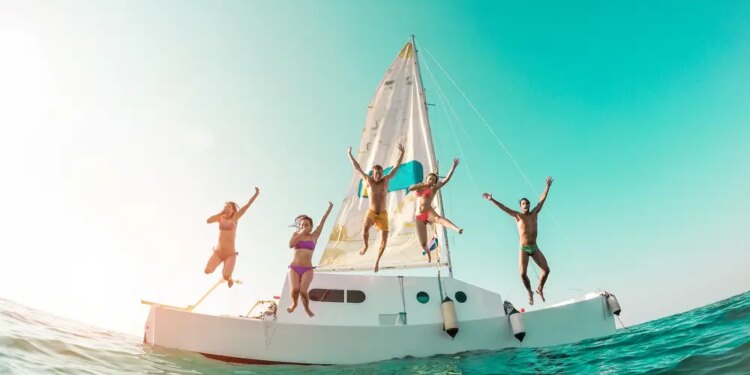 Amigos en un barco en Ibiza