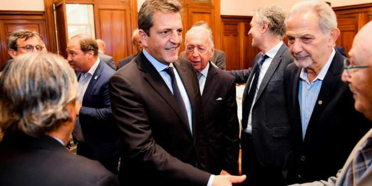 El ministro Massa en su reciente visita a la UIA, una de las entidades que pidió terminar con el "dólar turista" tal como funciona hasta hoy
