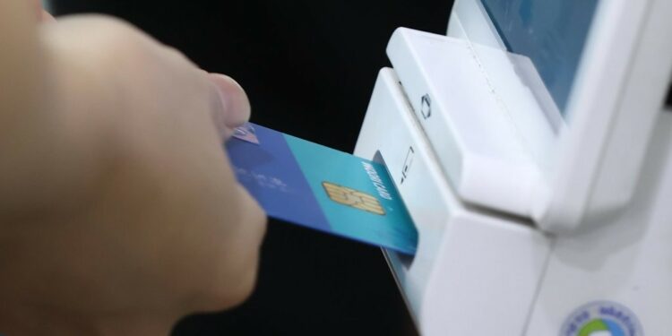 El gasto con tarjetas de los surcoreanos en el extranjero aumenta en el 2° trimestre ante un incremento de viajes - 1