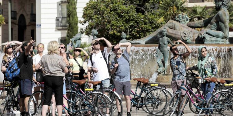 El gasto en viajes de los españoles supera los niveles prepandemia en el segundo trimestre | Economía