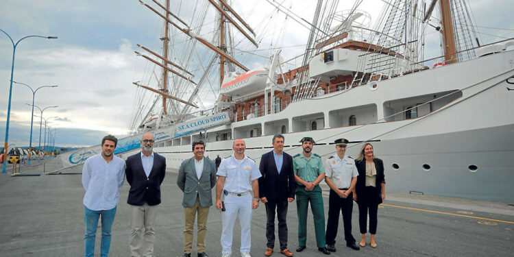 El gran velero ‘Sea Cloud Spirit’ hizo escala en el puerto con setenta pasajeros a bordo