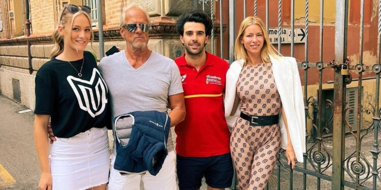 Nicole Neumann junto a su pareja, su hermana menor y su padre en las calles de Imalo