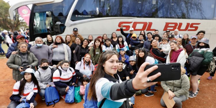 En Día del Estudiante el gobernador acompañó a más de 200 jóvenes de Escobar que iniciaron sus viajes de fin de curso | Cadena Nueve