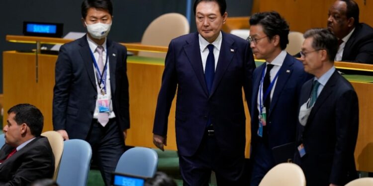 Errores y controversia ensombrecen los viajes de Yoon de Corea del Sur a la ONU y Londres