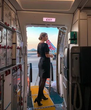 Rosalie Shaw es una sobrecargo australiana de 31 años y usa sus redes sociales para compartir cómo es su vida en ese trabajo desde hace nueve años