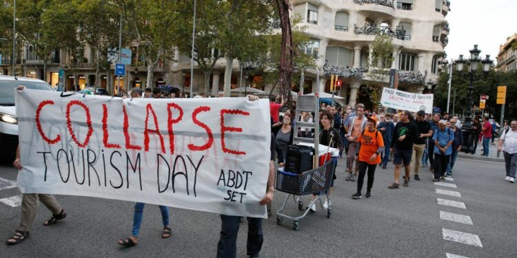 Escrache vecinal en la sede de Turisme de Barcelona en defensa de una "ciudad habitable"