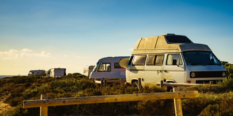 Furgonetas junto a una playa en el litoral de C