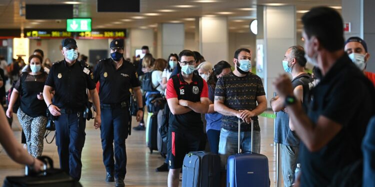 Control sanitario en el aeropuerto de Barajas, en Madrid