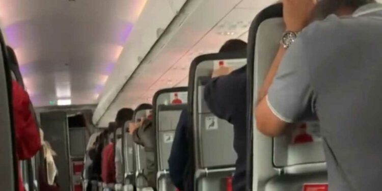 En un video se puede ver a los pasajeros cumpliendo con los procedimientos previstos para estos casos de acuerdo a los protocolos solicitados por la tripulación.