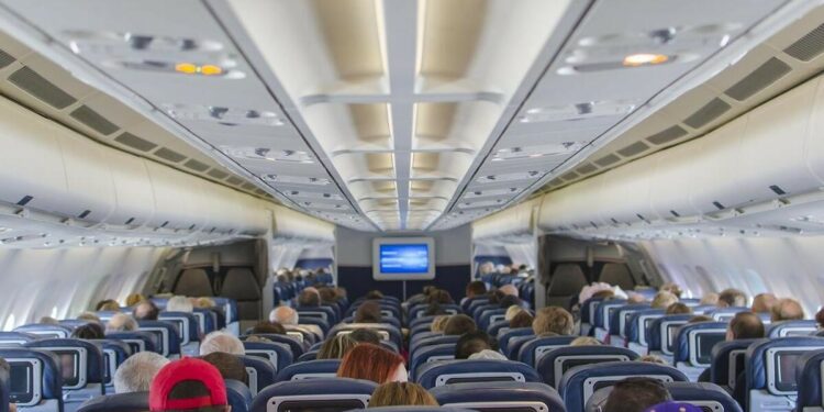 Estas son las cosas que nunca debes hacer en un avión