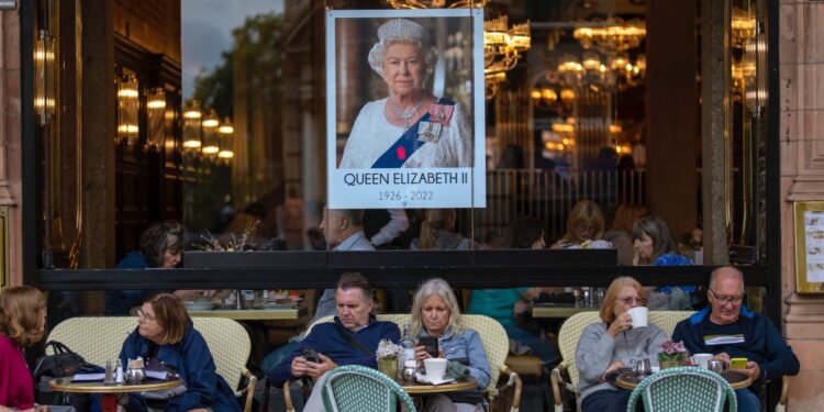 Fanáticos de la realeza británica dan un respiro a la economía del país en medio de los honores a la reina Isabel II