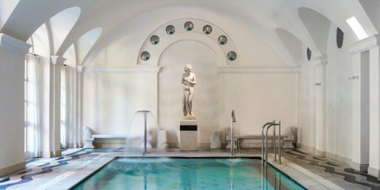 La piscina interior de Anantara Villa Padierna