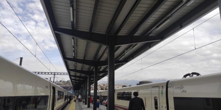 Granada se incorpora a la ruta que conecta vuelos internacionales de Iberia con destinos nacionales de Renfe
