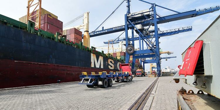 Graneles, avituallamiento y cruceros sustentan el ‘crecimiento’ del Puerto de la Bahía con respecto al año pasado
