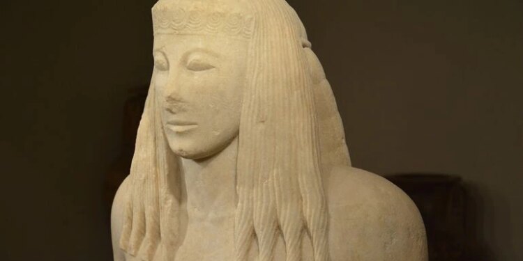 Grecia exhibe una estatua “casi intacta” de 2.700 años de antigüedad - Viajes
