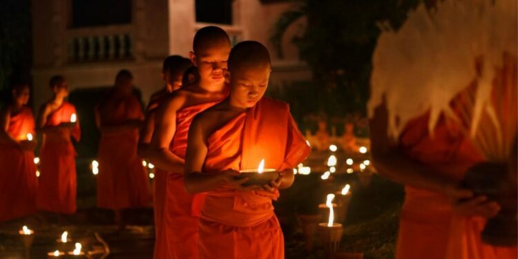 Niños novicios de monje en un templo de Tailandia