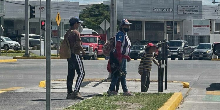 Hay 60 menores de edad pidiendo limosna en cruceros y calles de Celaya — Informativo Ágora