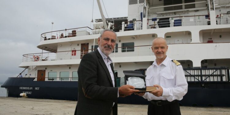 Hebridean Sky, el tercer crucero del ao visita Vilagarca