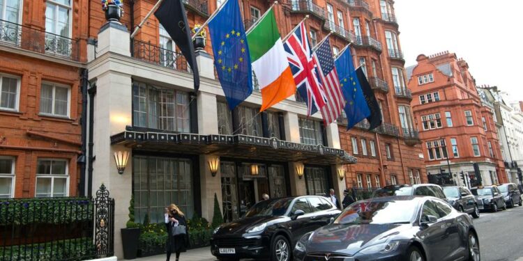 Hoteles londinenses suben tarifas antes del funeral de la Reina Isabel II