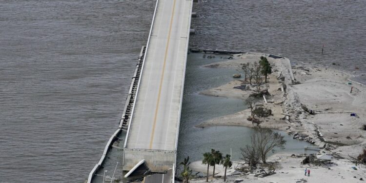 Ian inunda Florida; personas varadas y millones sin luz
