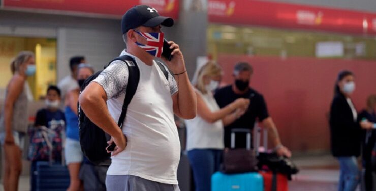 Turista británico en un aeropuerto | Foto: Archivo
